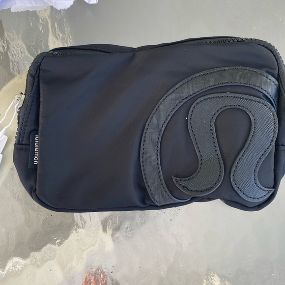 Lululemon Everywhere belt bag - Picture 1 of 2